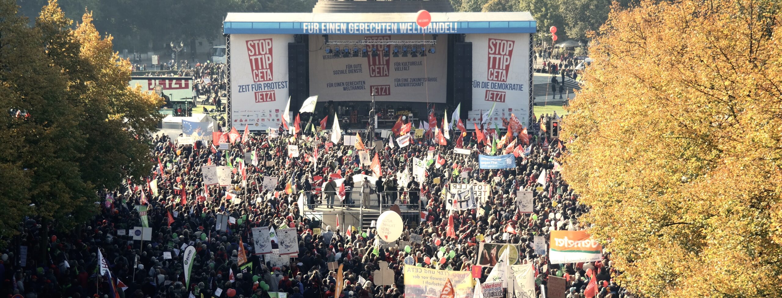 Großveranstaltung großes Publikum STOP TTIP Berlin