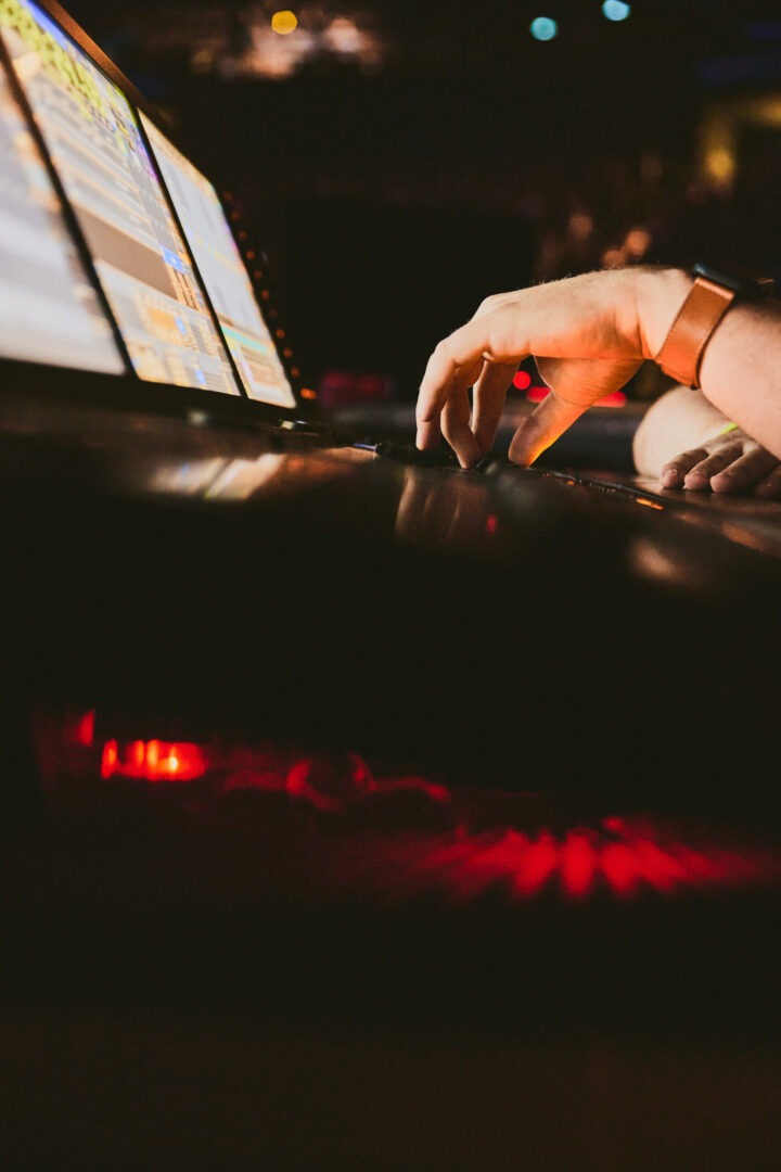 hand von veranstaltungstechniker regelt am laptop tontechnik für felix lobrecht arenatour