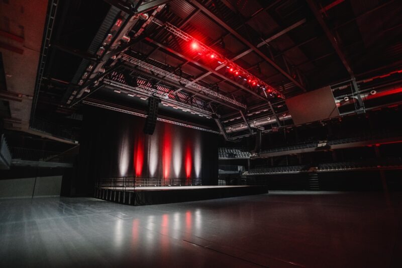 LKH Arena Lüneburg im leeren Zustand Installation von Veranstaltungstechnik Protones Systems