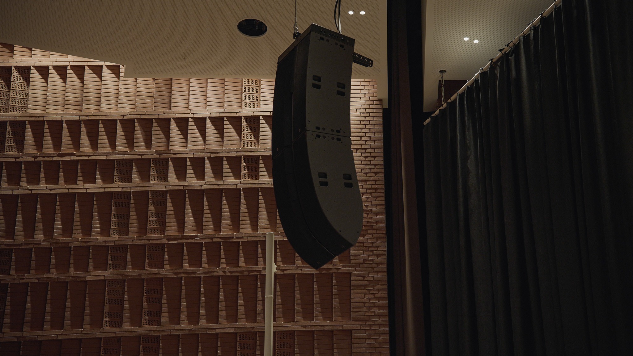 L2 PA gehangen in Hamburg Protones Systems Installation