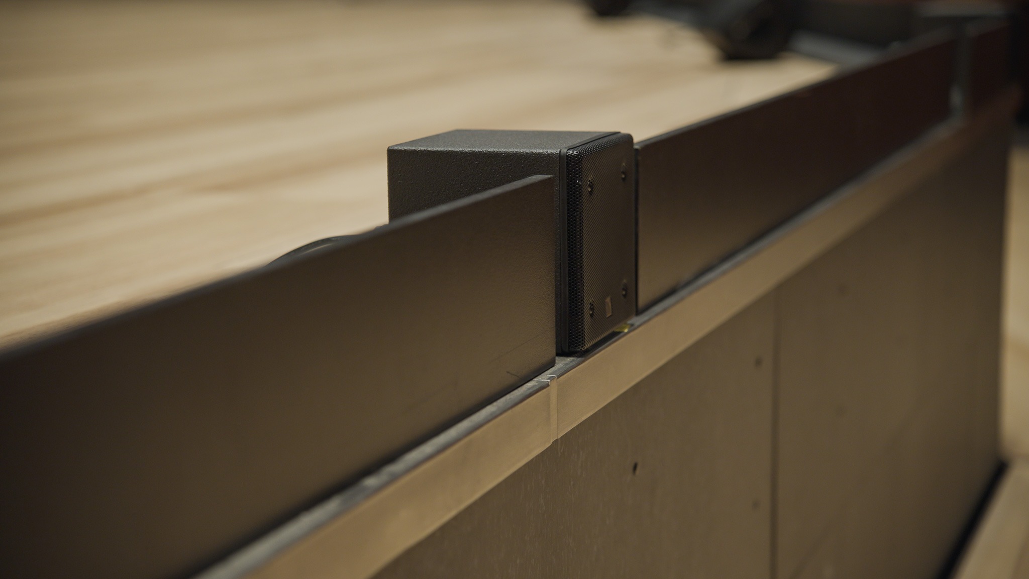 L Acoustics Nearfill in Konferenzraum Hamburg