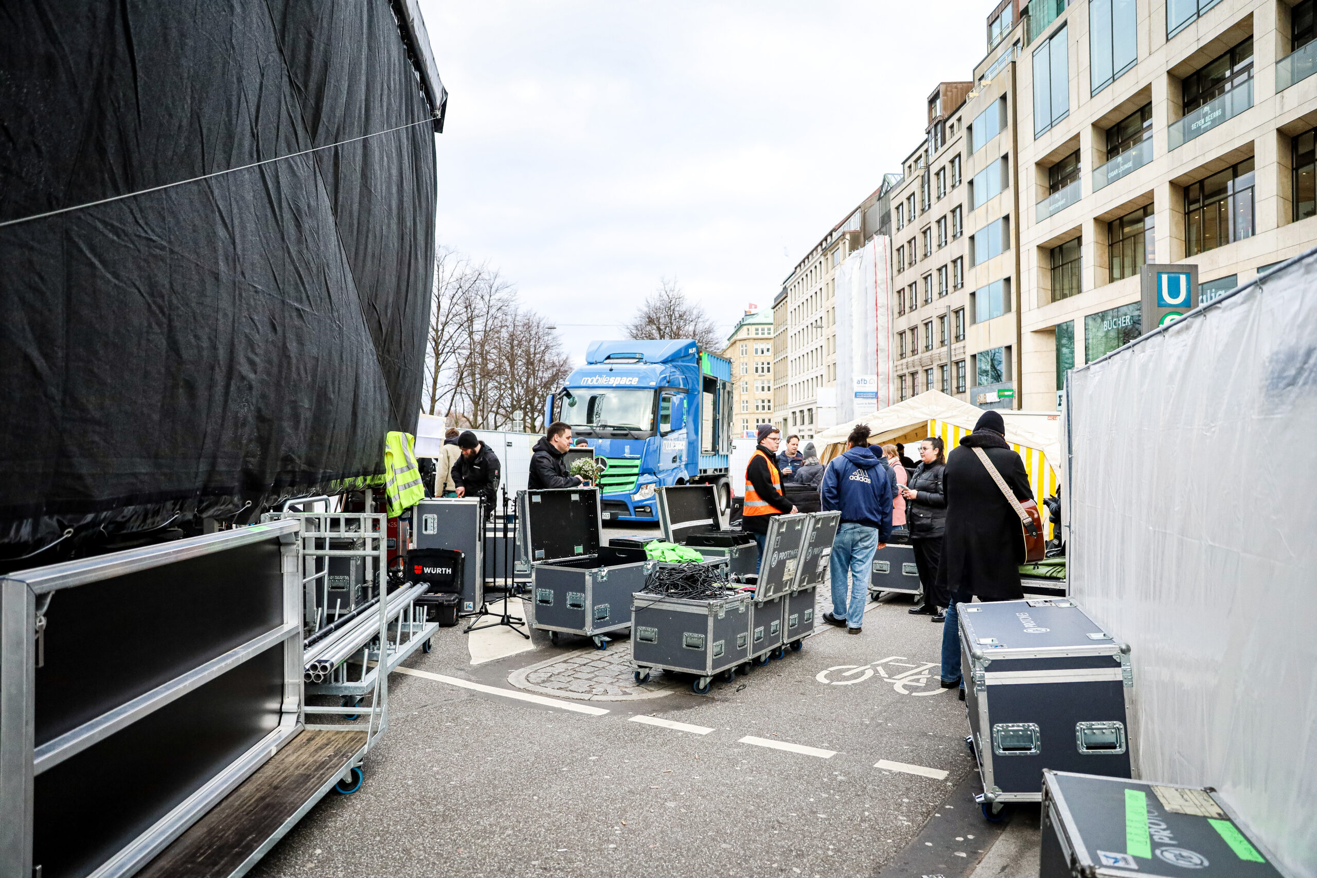 Protones Techniker bauen Kabelstraße PRotones Live Fridays For Future Hamburg