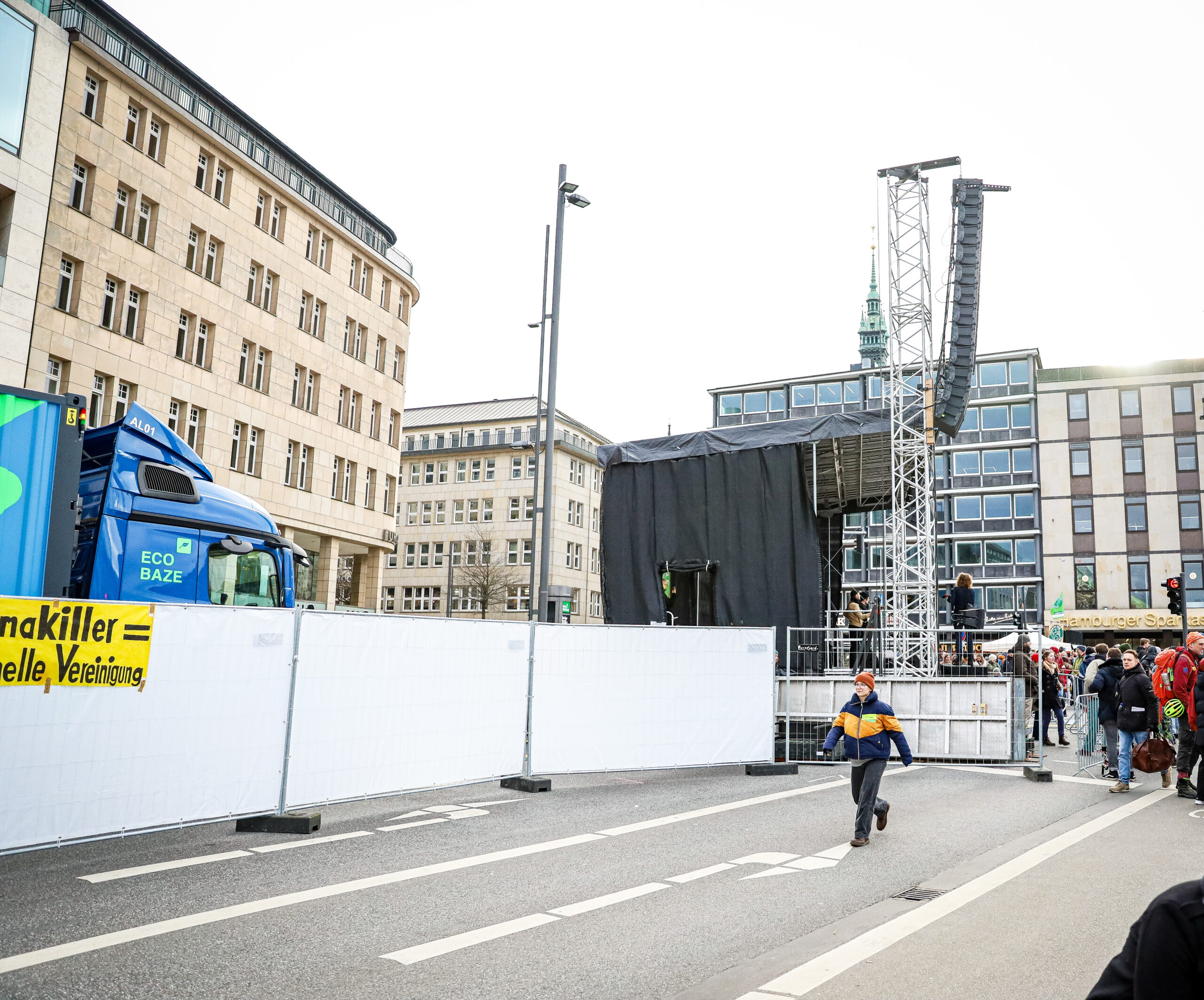 Bühne von Fridays for Future Hamburg von der Seite Stagemobil Verleih Protones Dryhire
