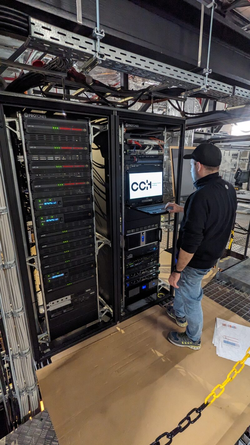 Protones Systems Mitarbeiter bedient AV-Rack
