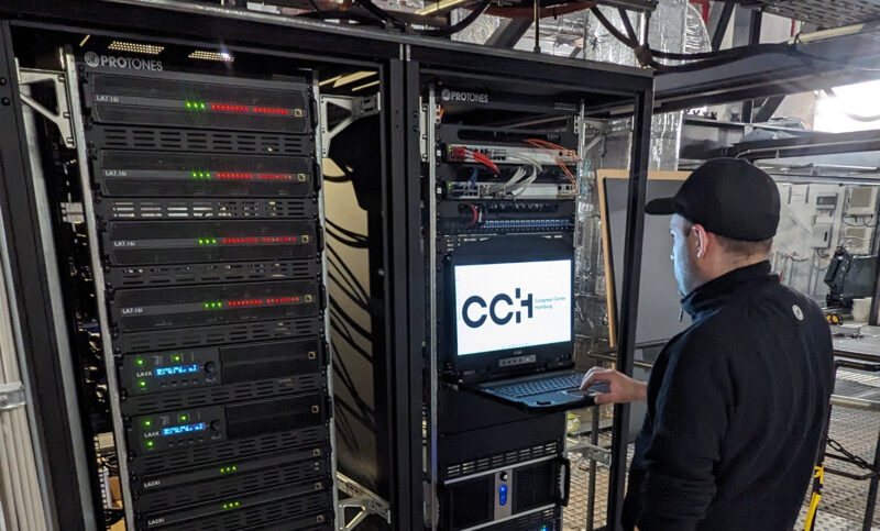 protones mitarbeiter nimmt mediensteuerung und av technik in CCH in Betrieb
