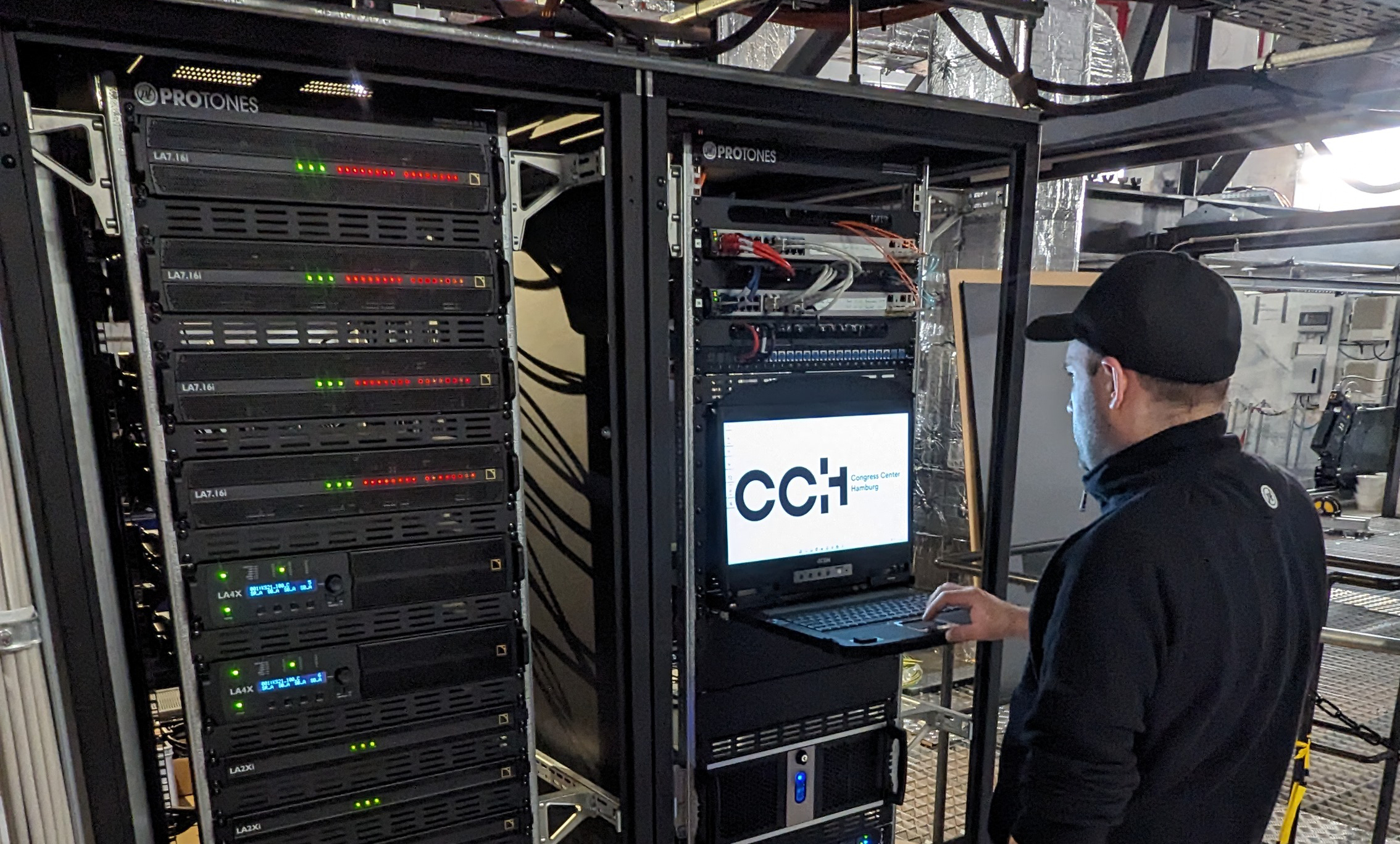 protones mitarbeiter nimmt mediensteuerung und av technik in CCH in Betrieb