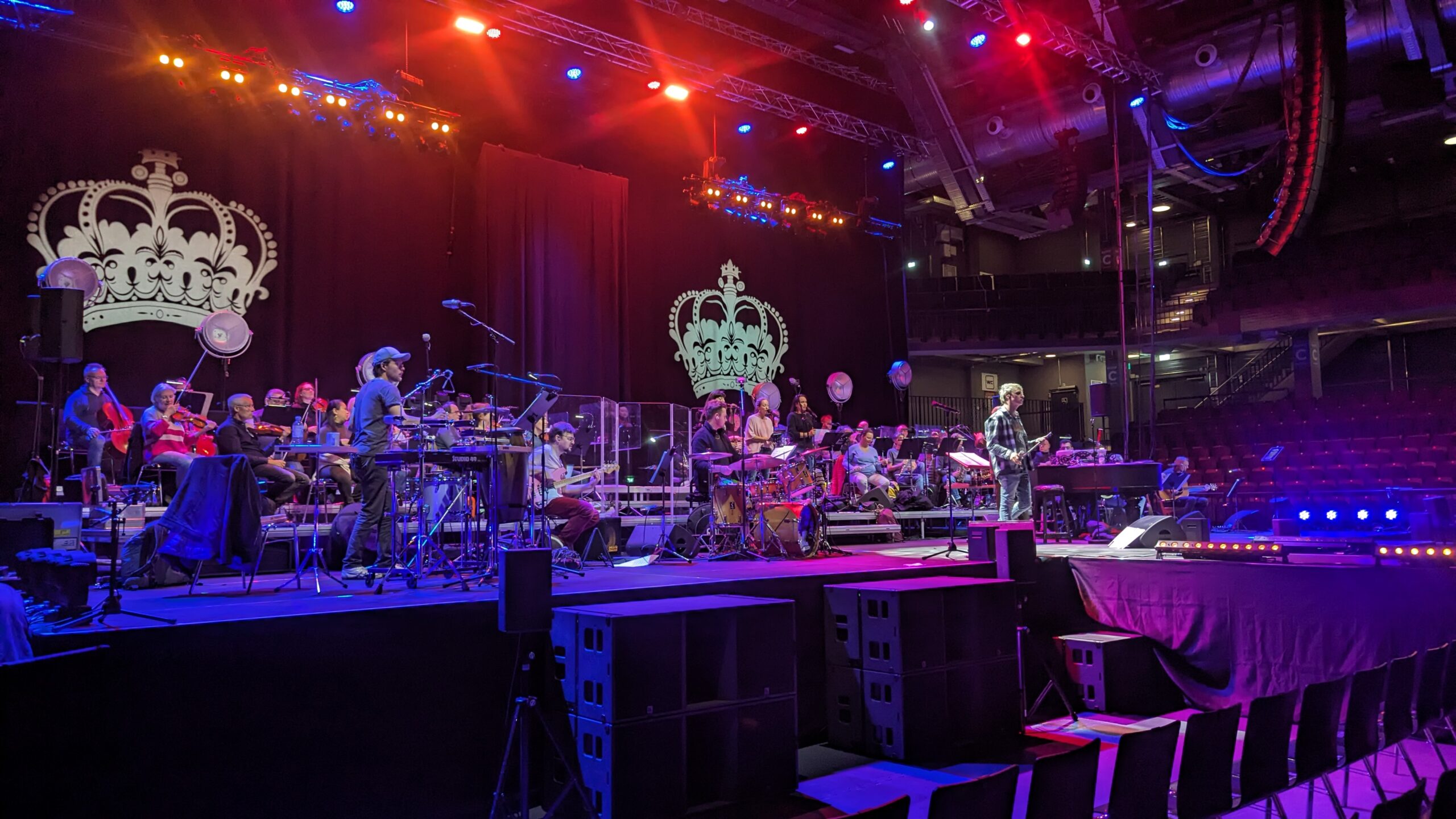 LKH Arena Lüneburg Veranstaltungstechnik Bühne mit Orchester Queen Alexander Eissele