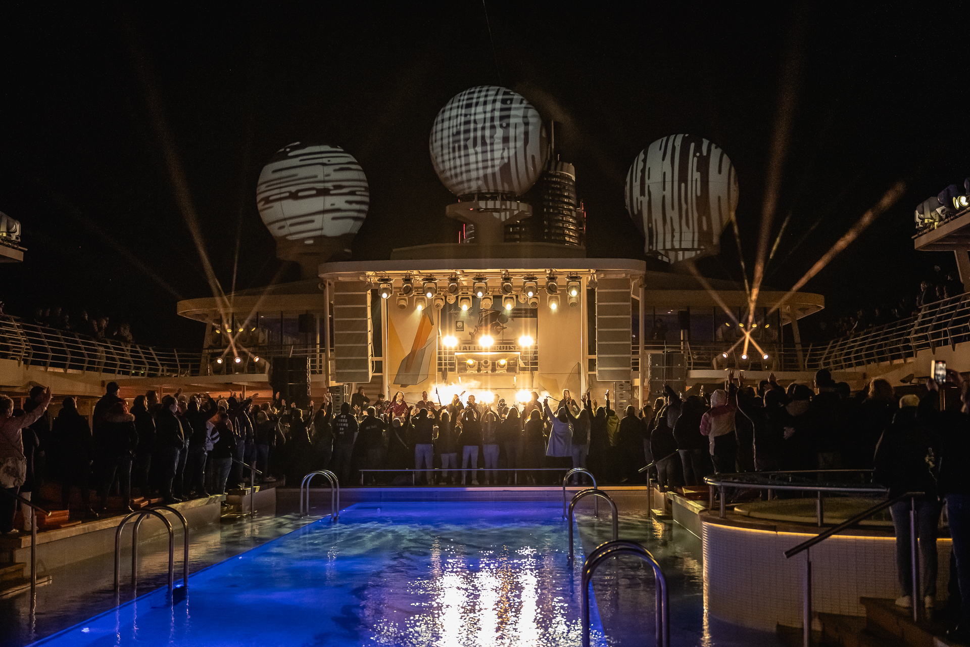 Wildcat Tattoo Cruise Lichtdesign bei Nacht