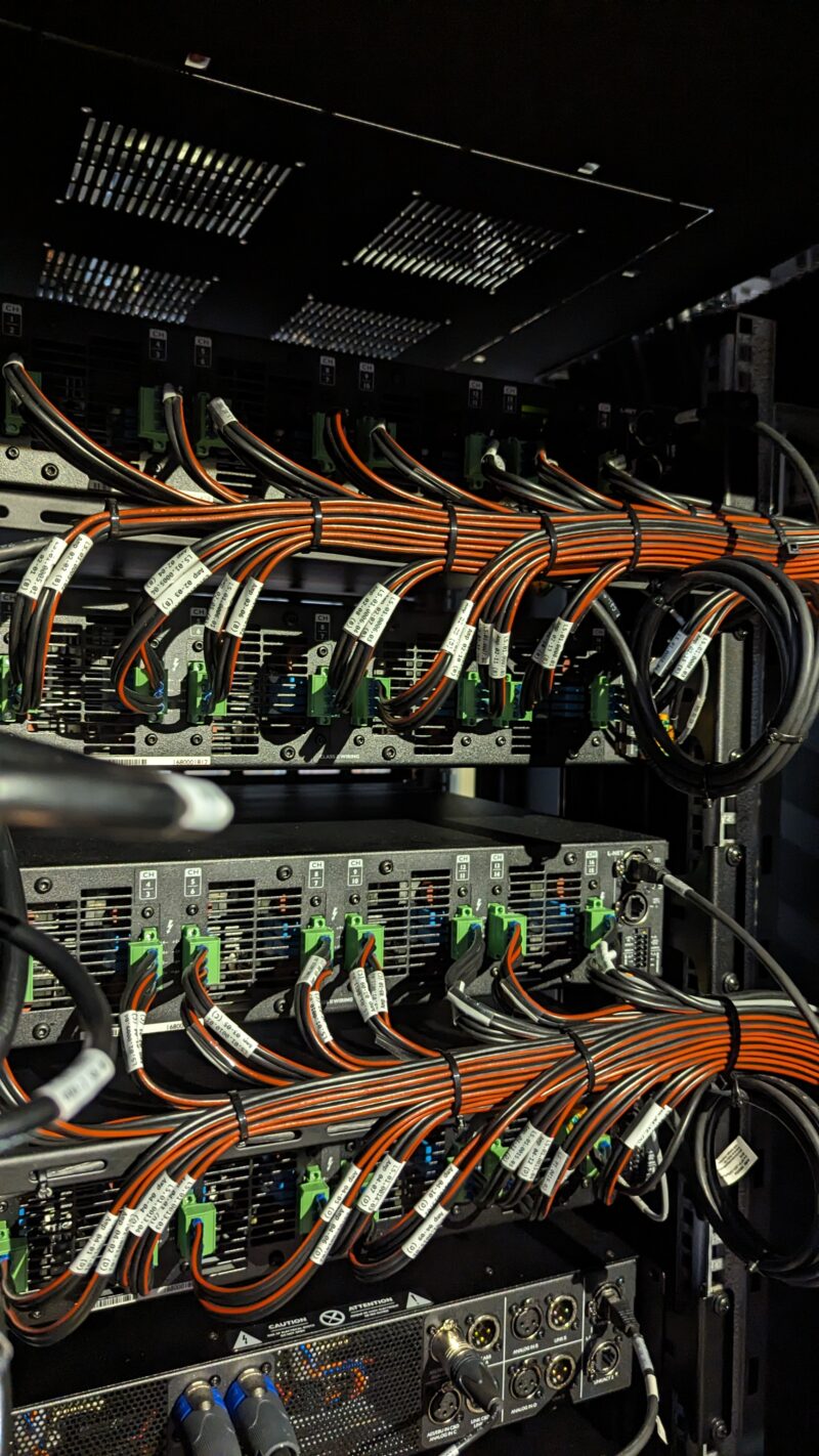 viele kabel für installation von veranstaltungstechnik und av technik protones
