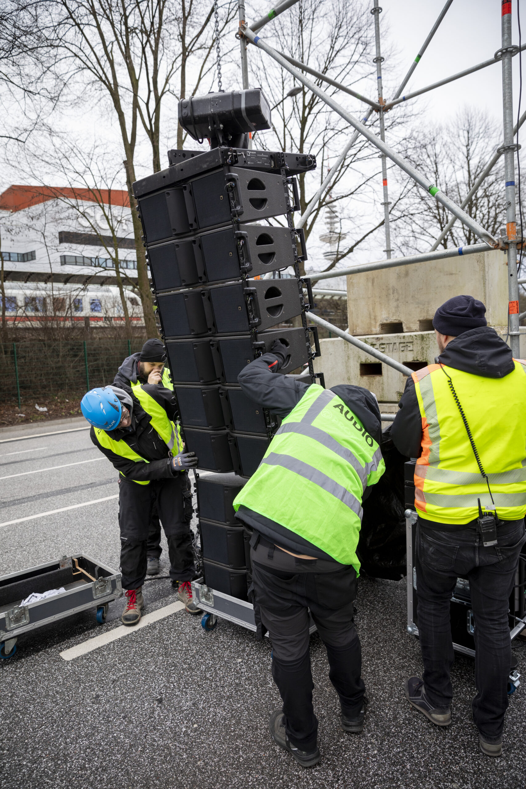 Protones Techniker bauen L Acoustics PA bei der Demo gegen Rechts in Hamburg auf
