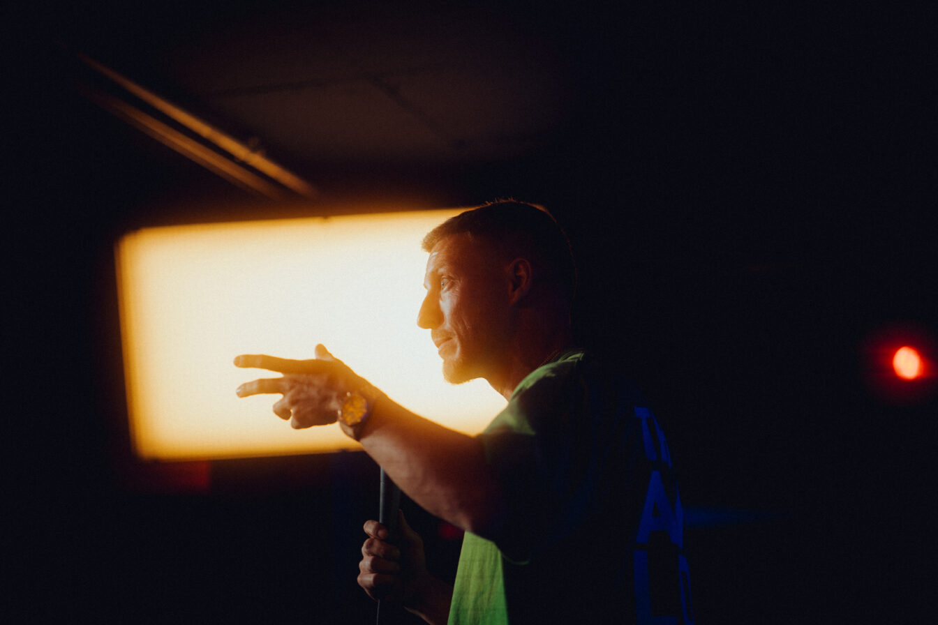 Event technology Light in the background while comedian talks Protones Systems