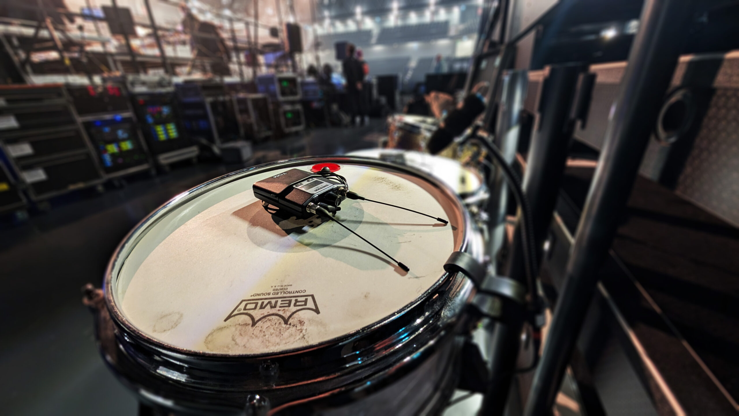 Nahaufnahme einer Snare-Drum der Marke Remo mit angebrachtem Mikrofon.