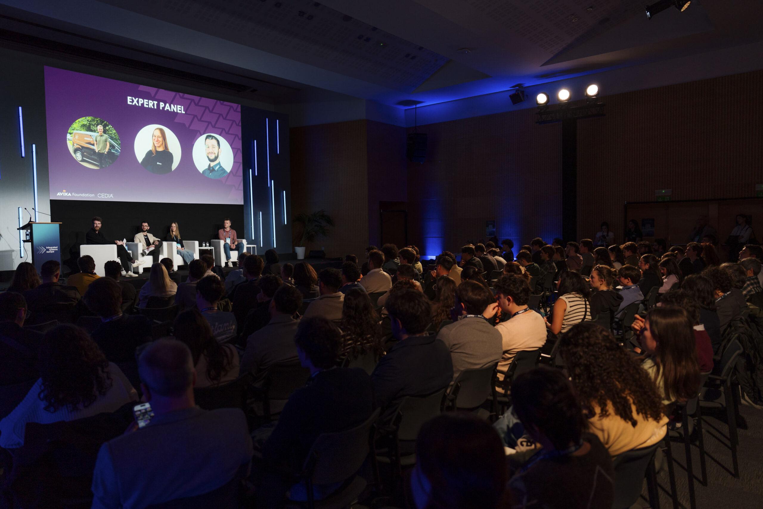 Expert Panel auf dem AV Career Day der ISE 2026 mit mehreren Speaker:innen auf der Bühne und großem Publikum im Saal.