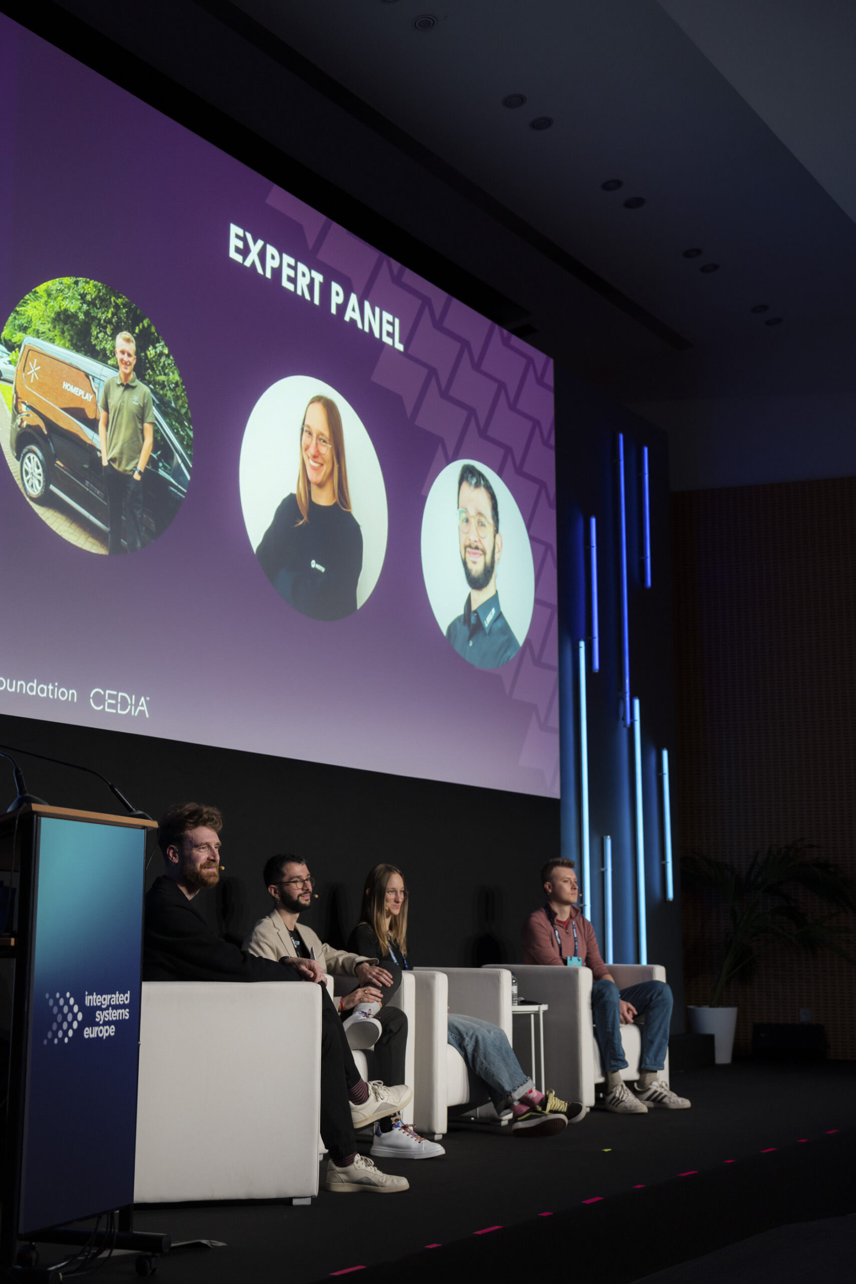 Paneldiskussion auf dem AV Career Day der ISE 2026 mit Jasmin Thieme und weiteren Branchenexpert:innen auf der Bühne.
