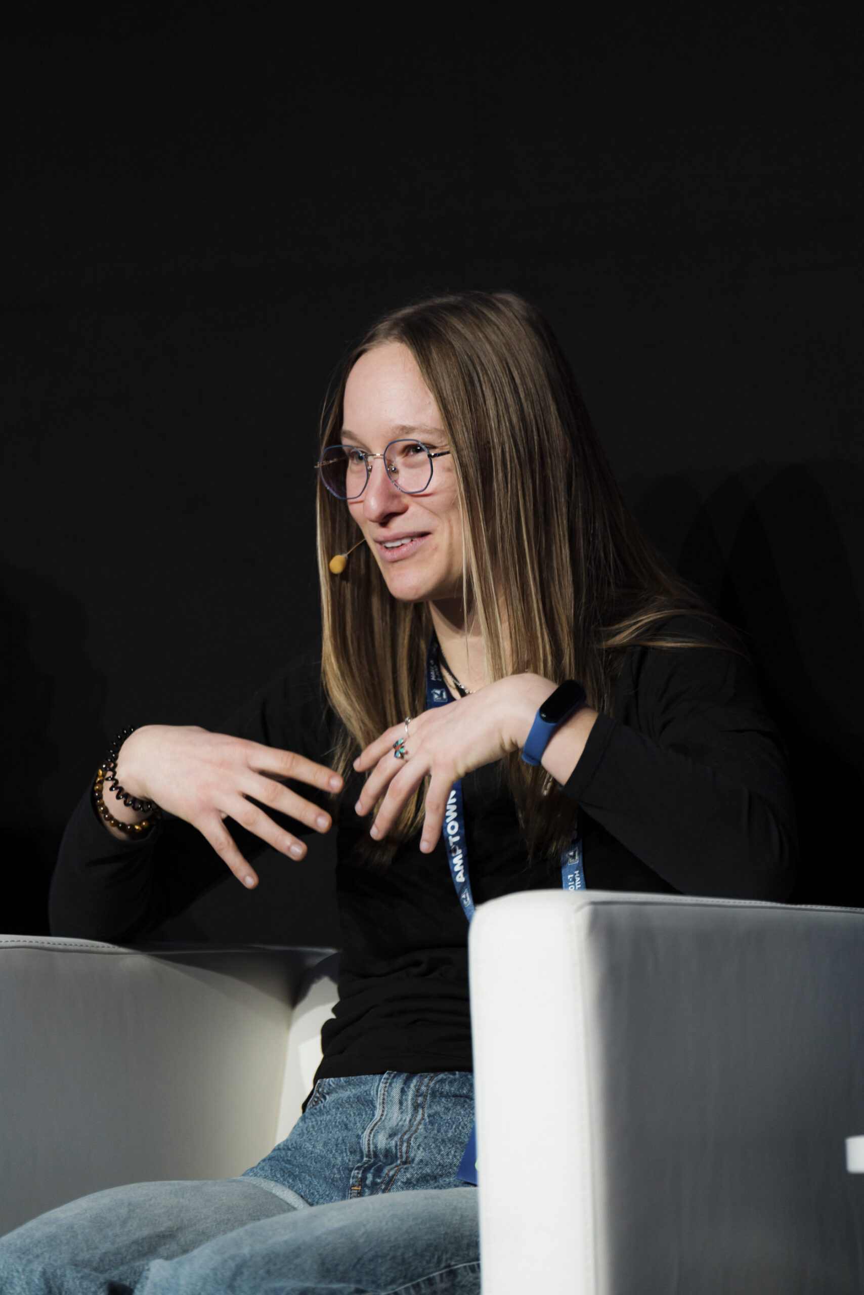 Jasmin Thieme spricht auf einem Panel des AV Career Day bei der ISE 2026 und erläutert ihre Erfahrungen in der AV-Branche.