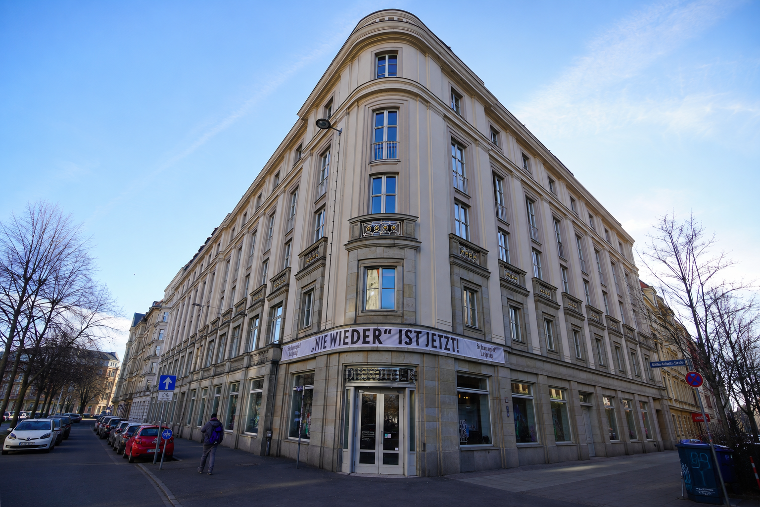 Historisches Eckgebäude des Schauspiel Leipzig mit dem Schriftzug „NIE WIEDER“ IST JETZT! über dem Eingang der Diskothek am Dittrichring in Leipzig.