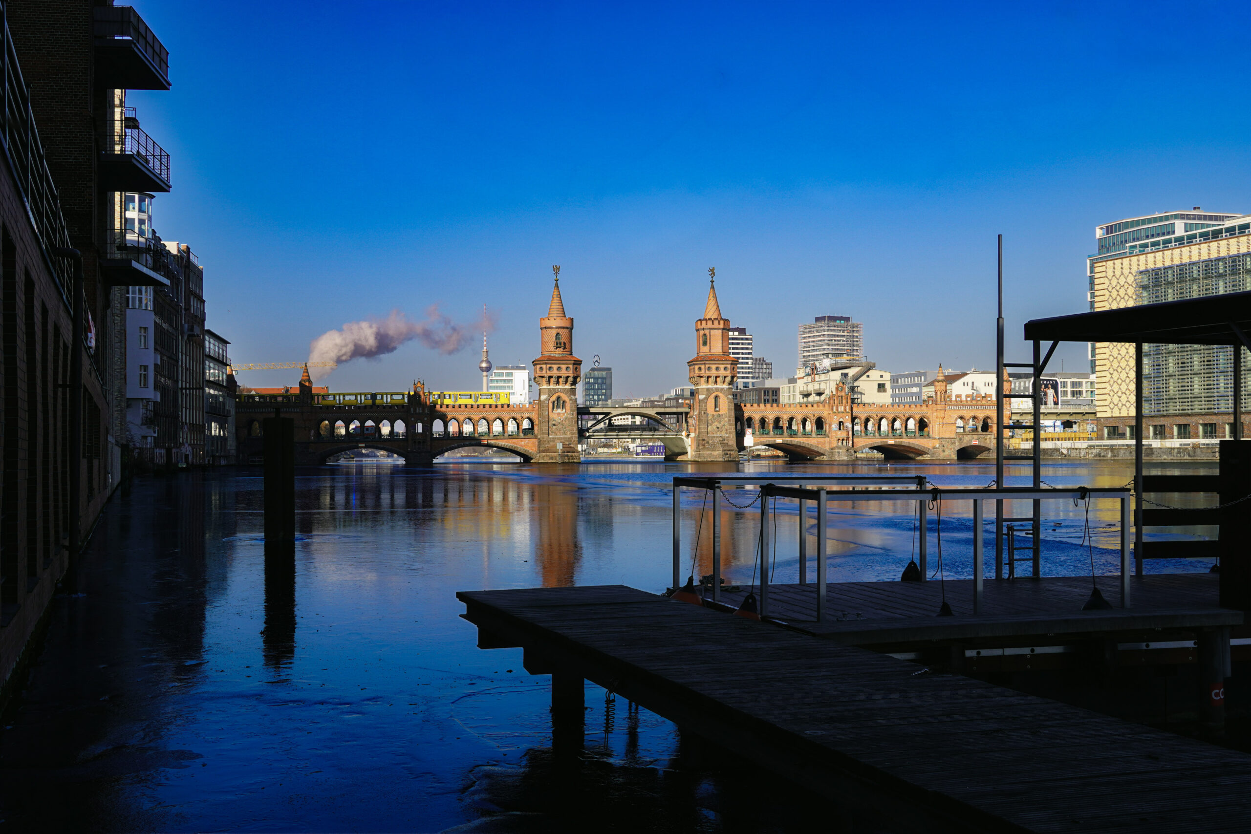 Oberbaumbrücke in Berlin mit urbaner Infrastruktur als Symbol für komplexe Systemintegration und Medientechnik in anspruchsvollen Umgebungen