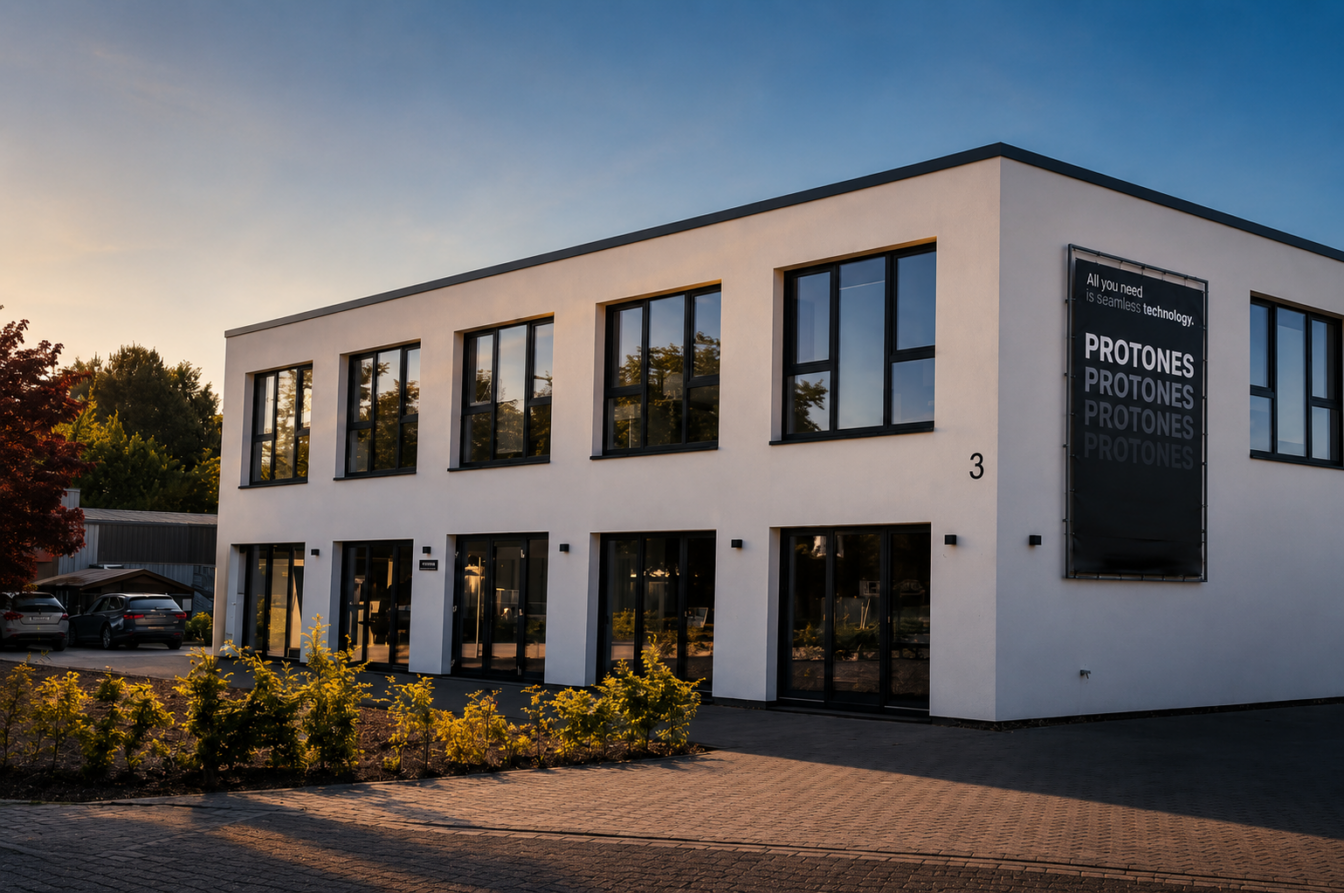Modernes PROTONES Firmengebäude mit zeitgenössischer Architektur und großzügiger Glasfassade am Unternehmensstandort in Deutschland – Anbieter für professionelle IT-, Medien- und Technologielösungen.